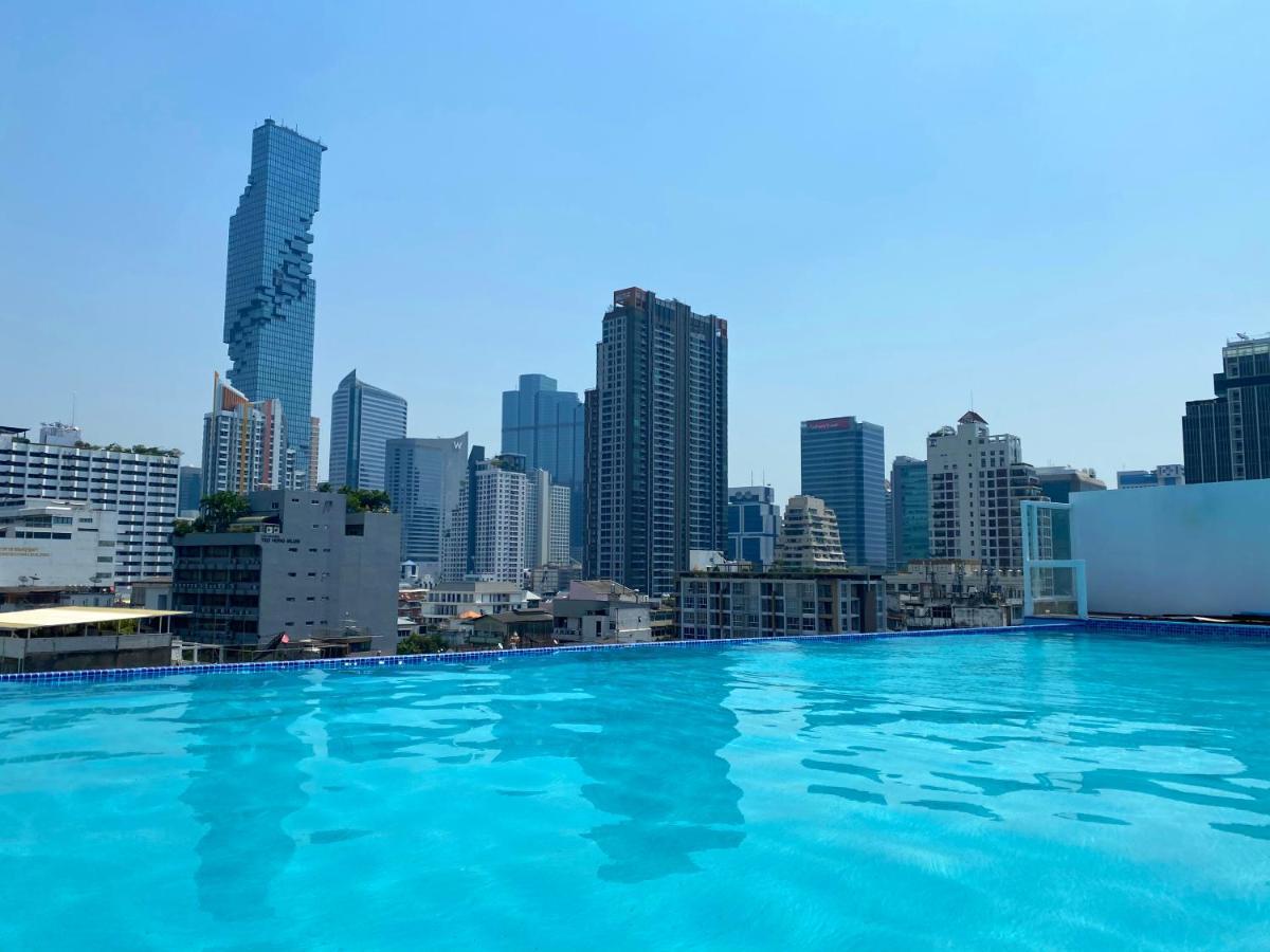Sapphire Hotel Silom Banguecoque Exterior foto View of the city from the rooftop pool