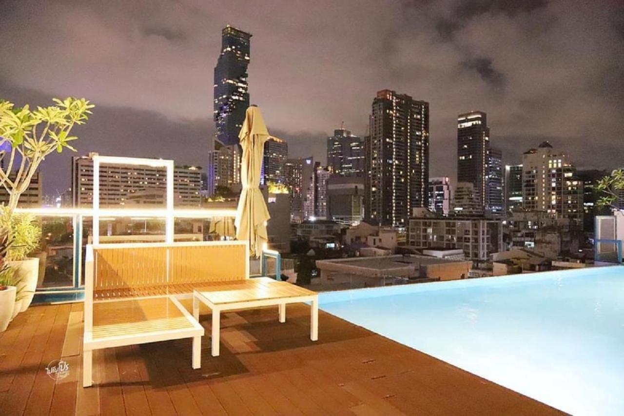 Sapphire Hotel Silom Banguecoque Exterior foto The rooftop pool at the hotel