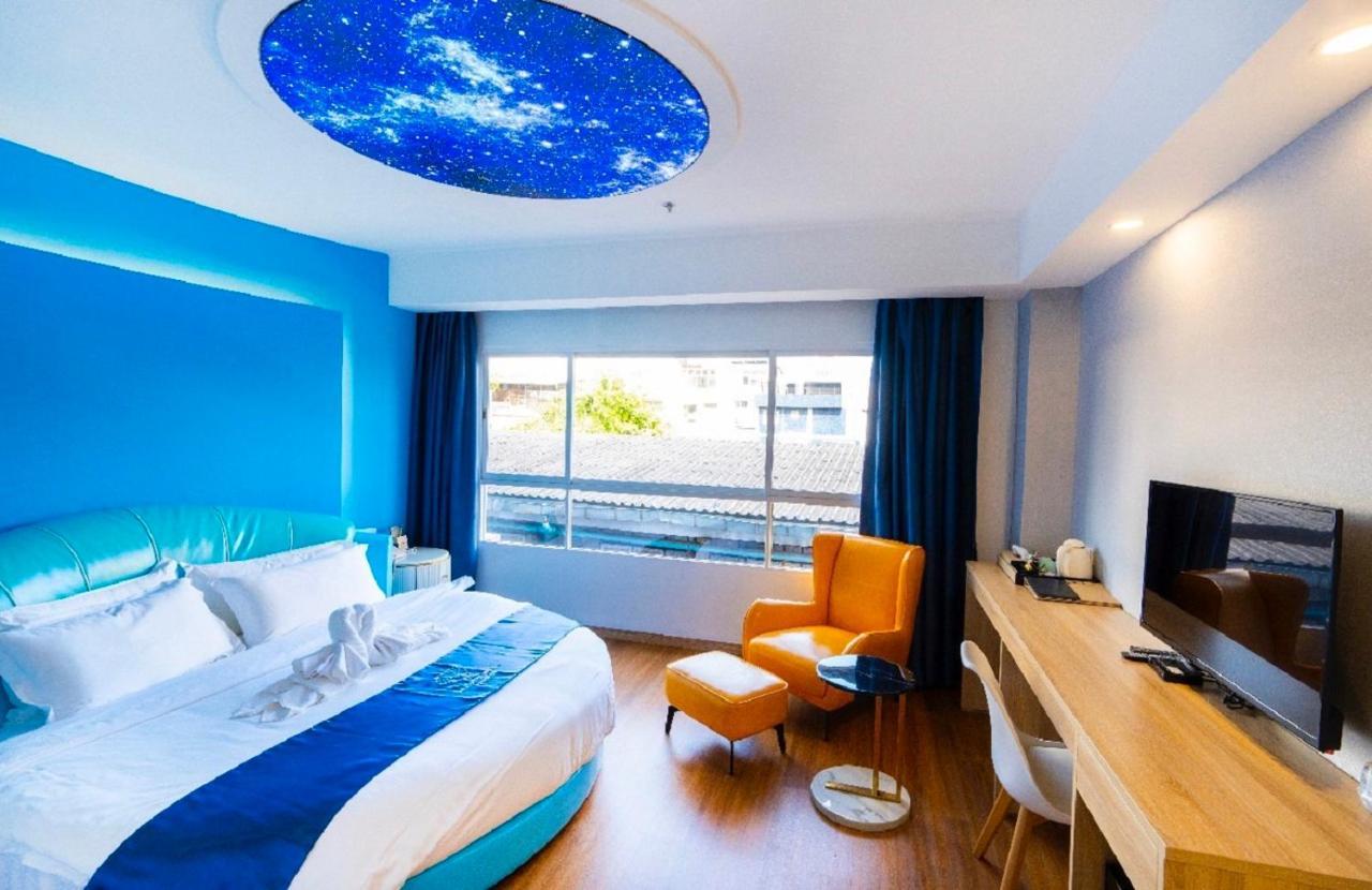 Sapphire Hotel Silom Banguecoque Exterior foto A room at the hotel