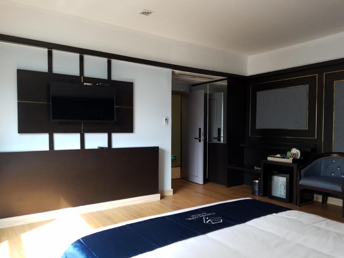 Sapphire Hotel Silom Banguecoque Exterior foto A room at the hotel